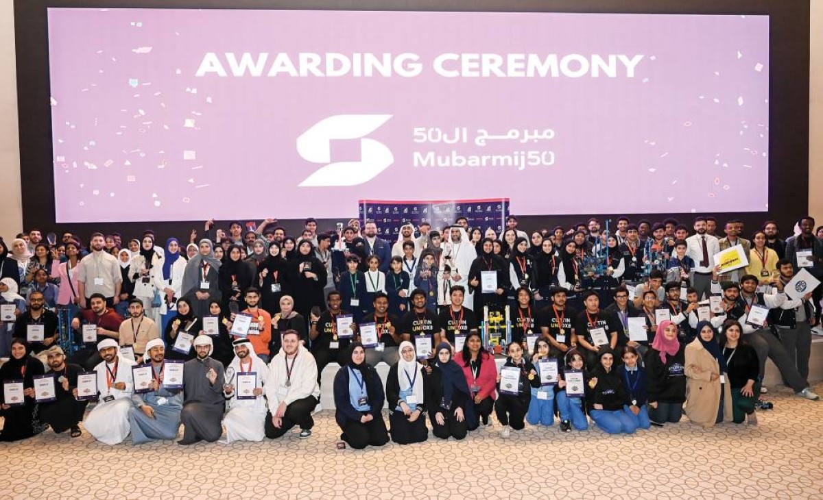 لقطة جماعية تضم قيادات تعليمية وأولياء أمور ومشاركين في المسابقات النهائية لمبادرة «المبرمج الإماراتي» 
