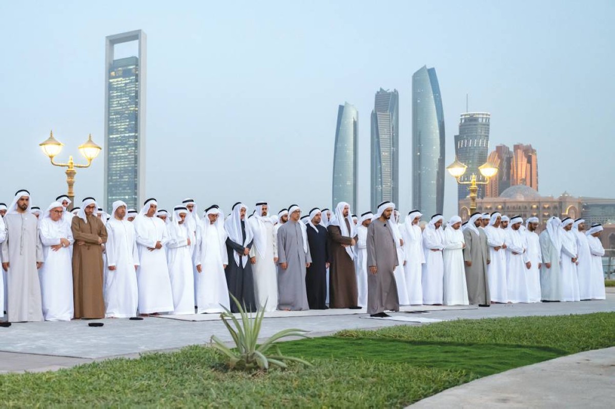 منصور بن زايد خلال أداء صلاة المغرب بحضور ذياب بن محمد ومحمد بن حمد بن طحنون ومحمد القرقاوي وسهيل المزروعي وعبدالرحمن العور وعبدالله النعيمي وعمر العلماء وأحمد الزعابي وأحمد الحميري 
