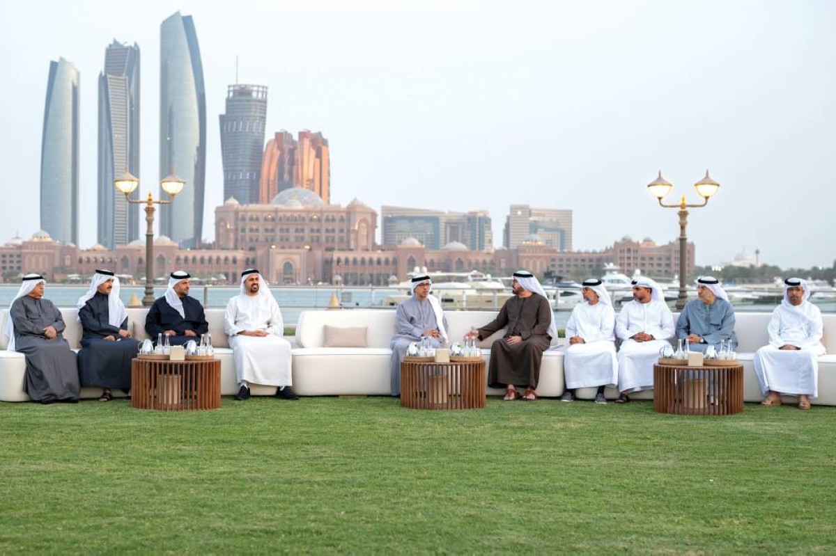 منصور بن زايد خلال اللقاء بحضور ذياب بن محمد ومحمد بن حمد بن طحنون ومحمد القرقاوي وعبدالرحمن العويس وسهيل المزروعي وعبدالله النعيمي وأحمد الزعابي وأحمد الحميري
