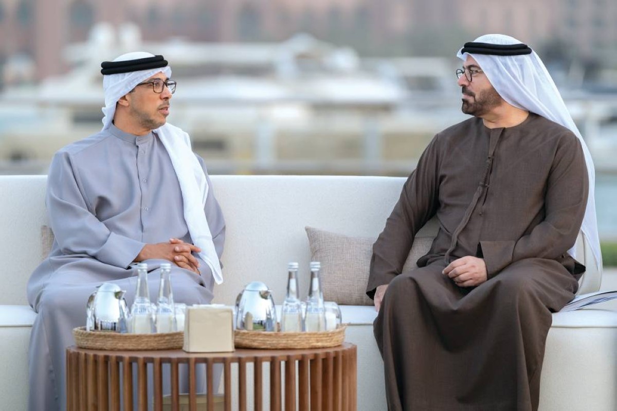 منصور بن زايد ومحمد القرقاوي خلال اللقاء
