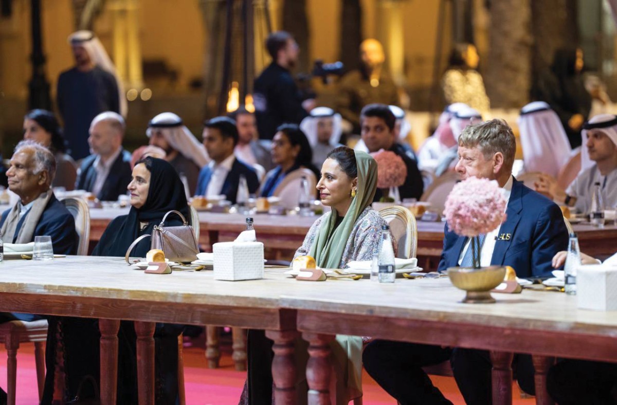 بدور القاسمي ولبنى القاسمي ومسؤولو الجامعة خلال الفعالية