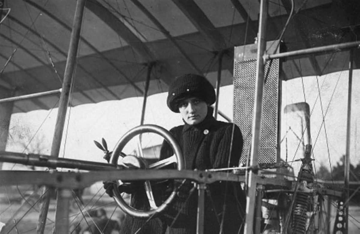 1910 الفرنسية ريموند دي لاروش تصبح أول امرأة تحصل على رخصة «طيار».
