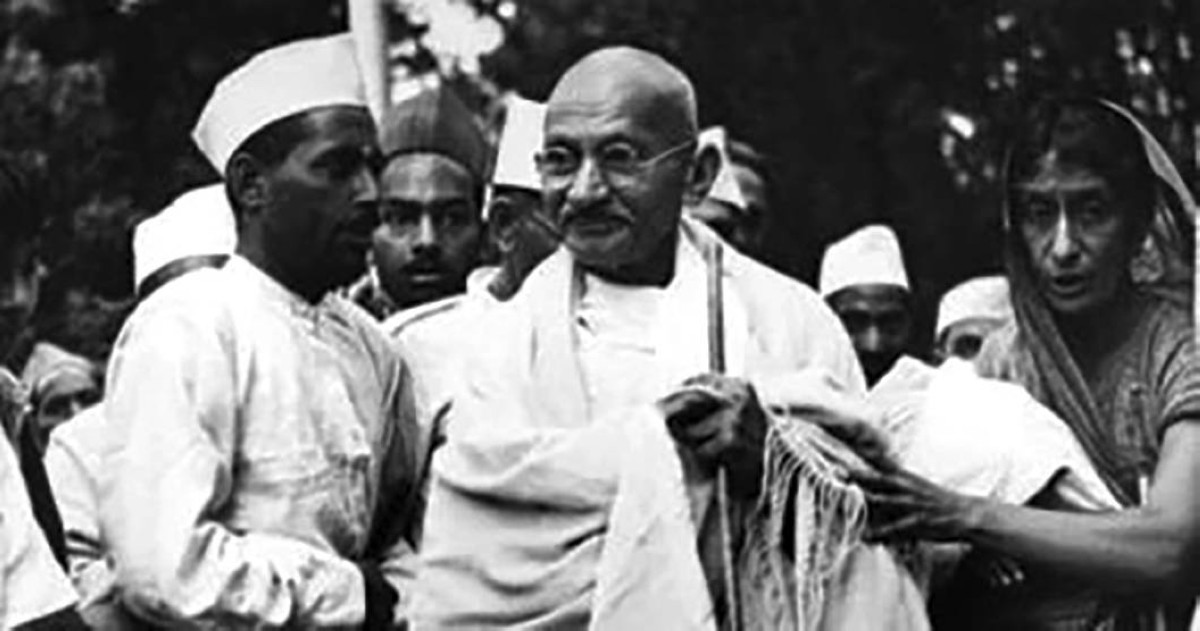 1930 مهاتما غاندي يبدأ العصيان المدني مطالباً باستقلال الهند عن بريطانيا.
