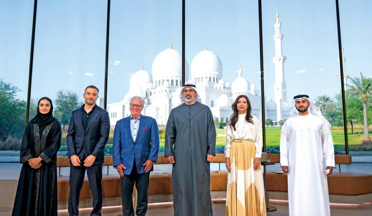 خالد بن محمد خلال الحدث بحضور جيم ماروس وعبدالله المنصوري وهناء الرستماني وفراس جلبوط وشذى الشامسي