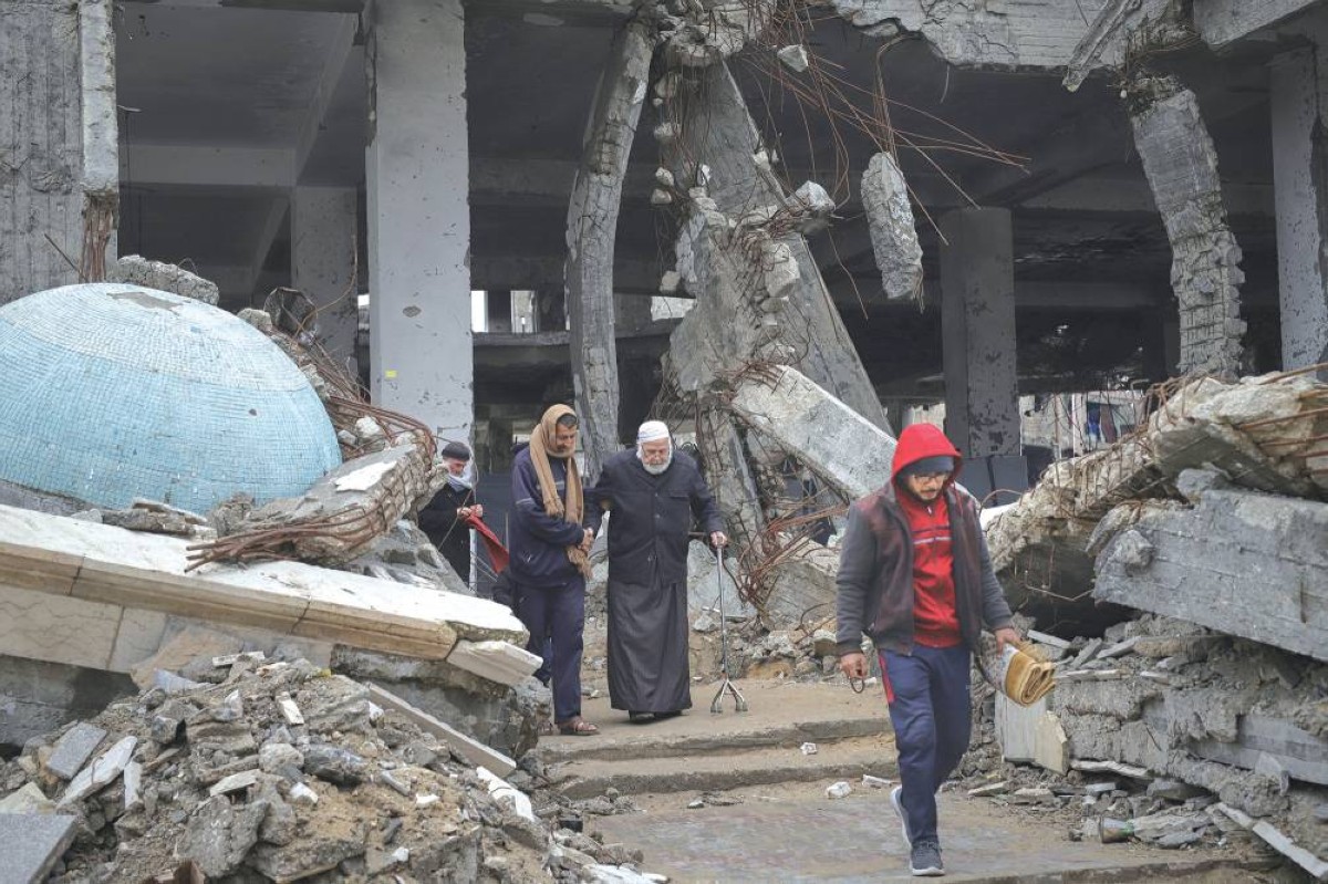 فلسطينيون يغادرون بعد أداء صلاة الجمعة في مسجد الإمام الشافعي بحي الزيتون في غزة