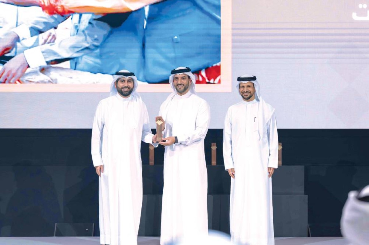 سلطان بن أحمد مكرّماً الجهات الفائزة بحضور حسن يعقوب |