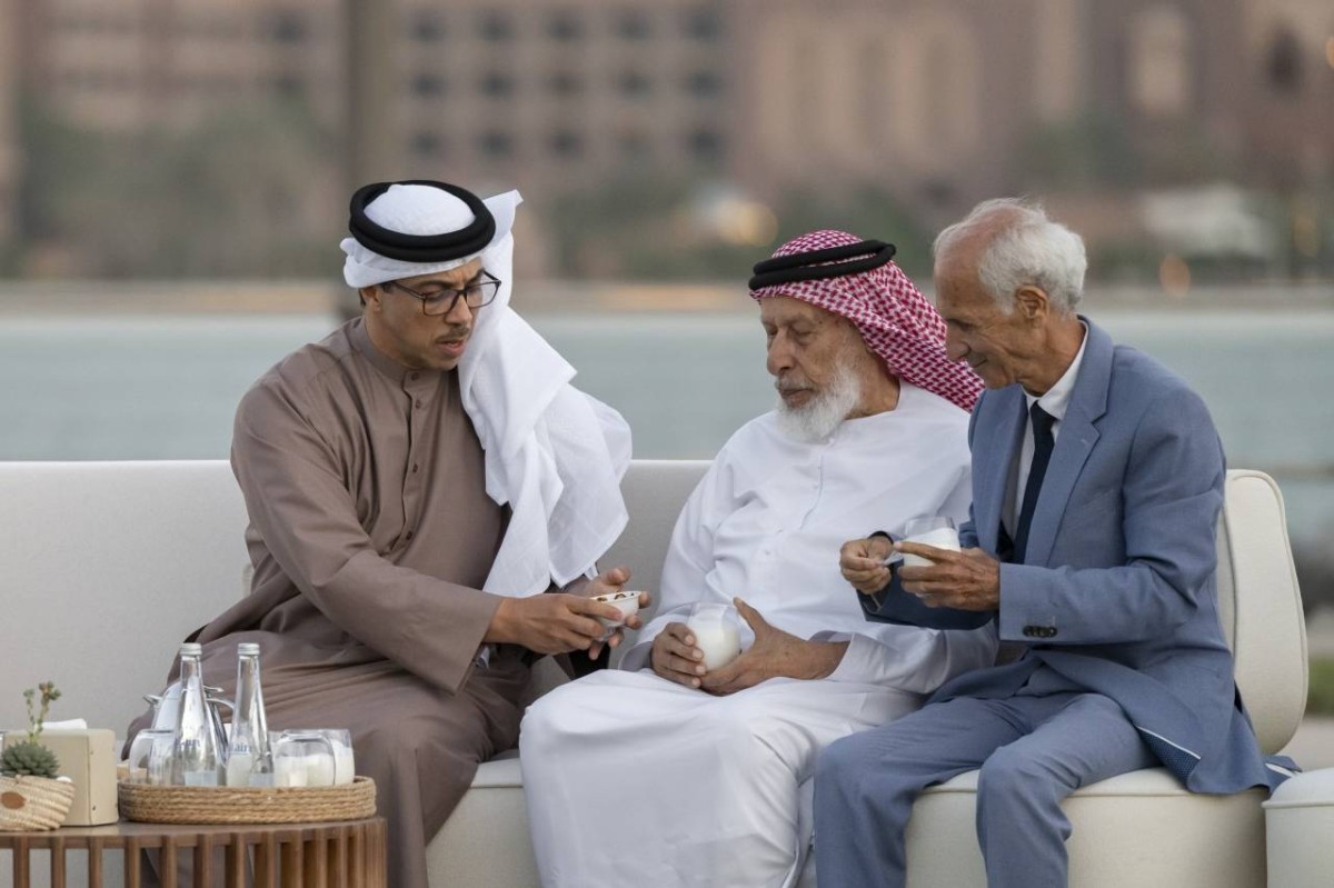 منصور بن زايد خلال المأدبة