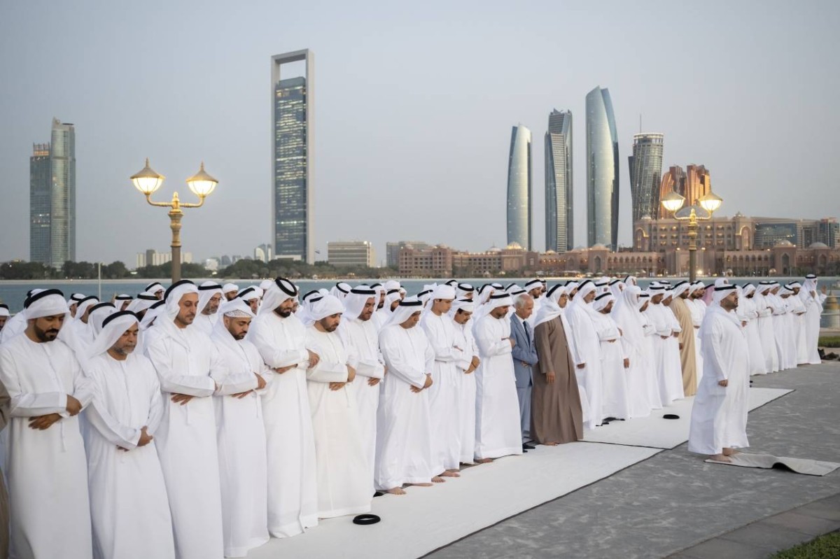 منصور بن زايد وعبدالله النعيمي وأعضاء السلك القضائي يؤدون الصلاة