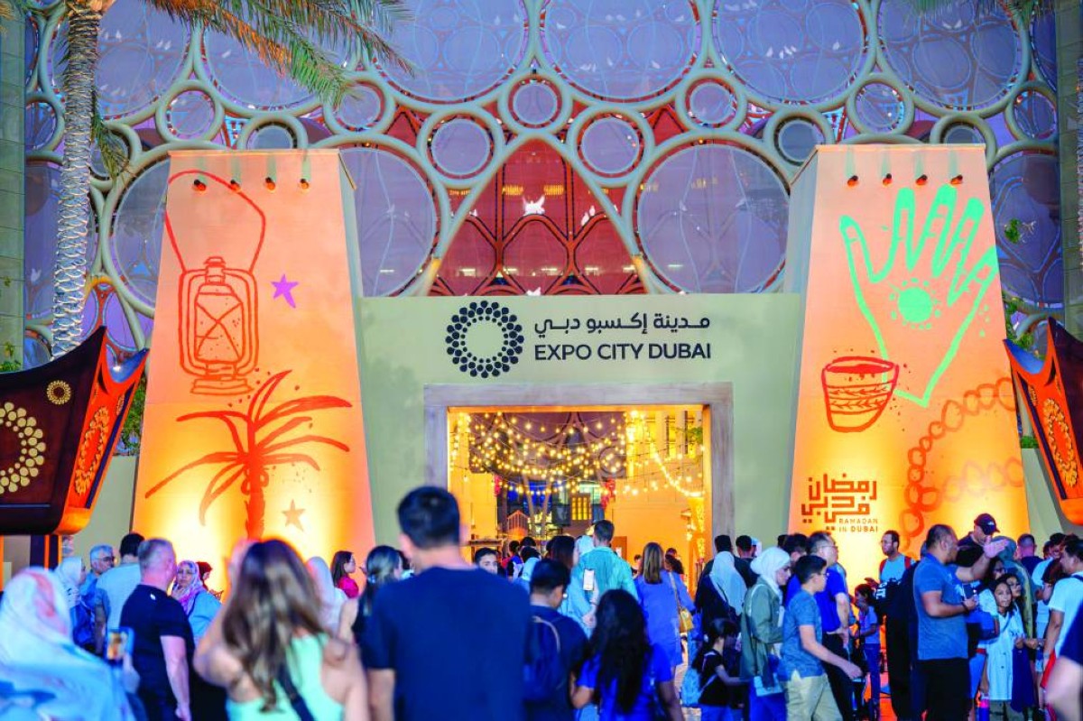 توافد الزوار من مختلف الجنسيات على حضور الفعاليات