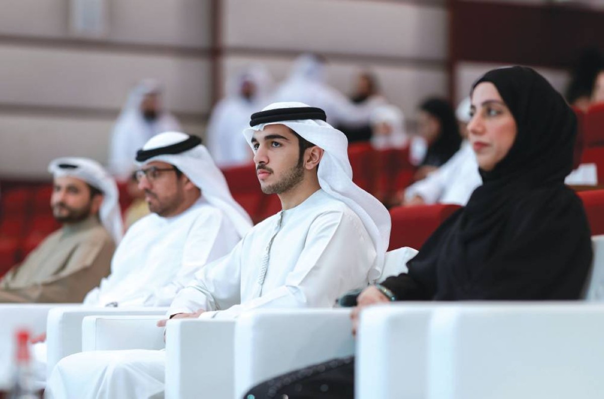 محمد بن راشد بن محمد بن راشد خلال حفل التكريم بحضور عائشة ميران وأحمد المهيري