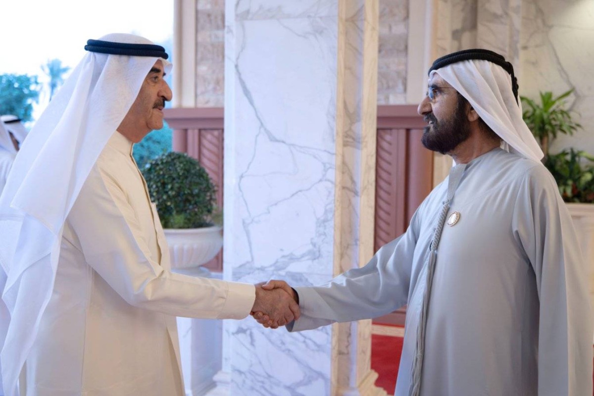 محمد بن راشد مصافحاً سعود المعلا 