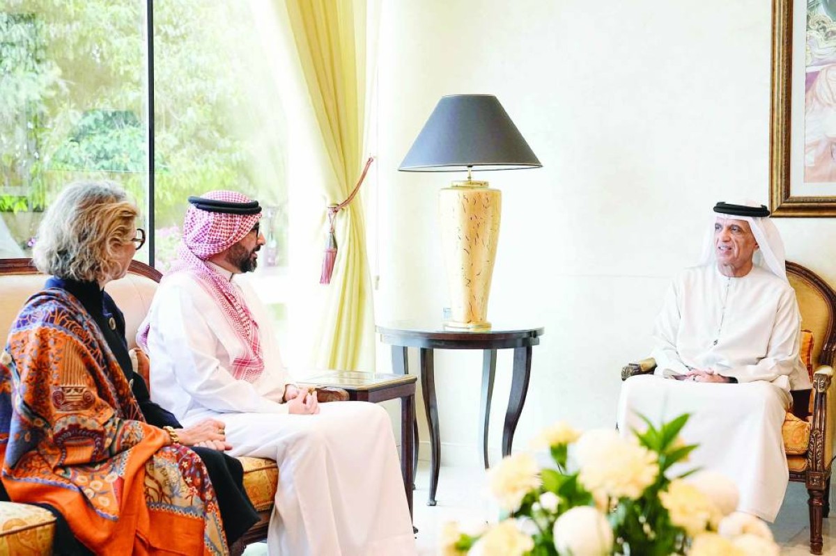 سعود بن صقر خلال استقباله أيمن المؤيد وباربرا موكرمان