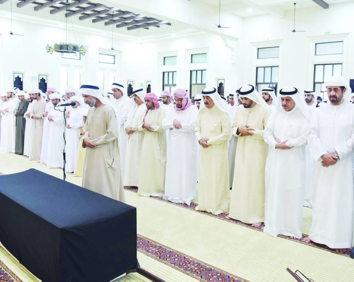 سعود المعلا والشيوخ خلال أداء صلاة الجنازة 