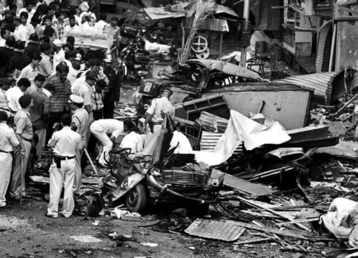 1993 انفجارات بمدينة مومباي الهندية تخلّف أكثر من 300 قتيل والعديد من الجرحى.
