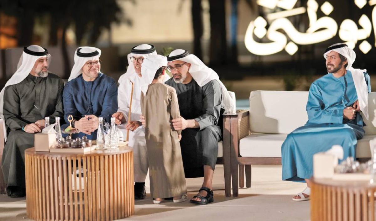 
خالد بن محمد خلال تبادل التهاني بحضور خليفة بن طحنون ومغير الخييلي ومحمد الشرفا وأحمد الكتاب 