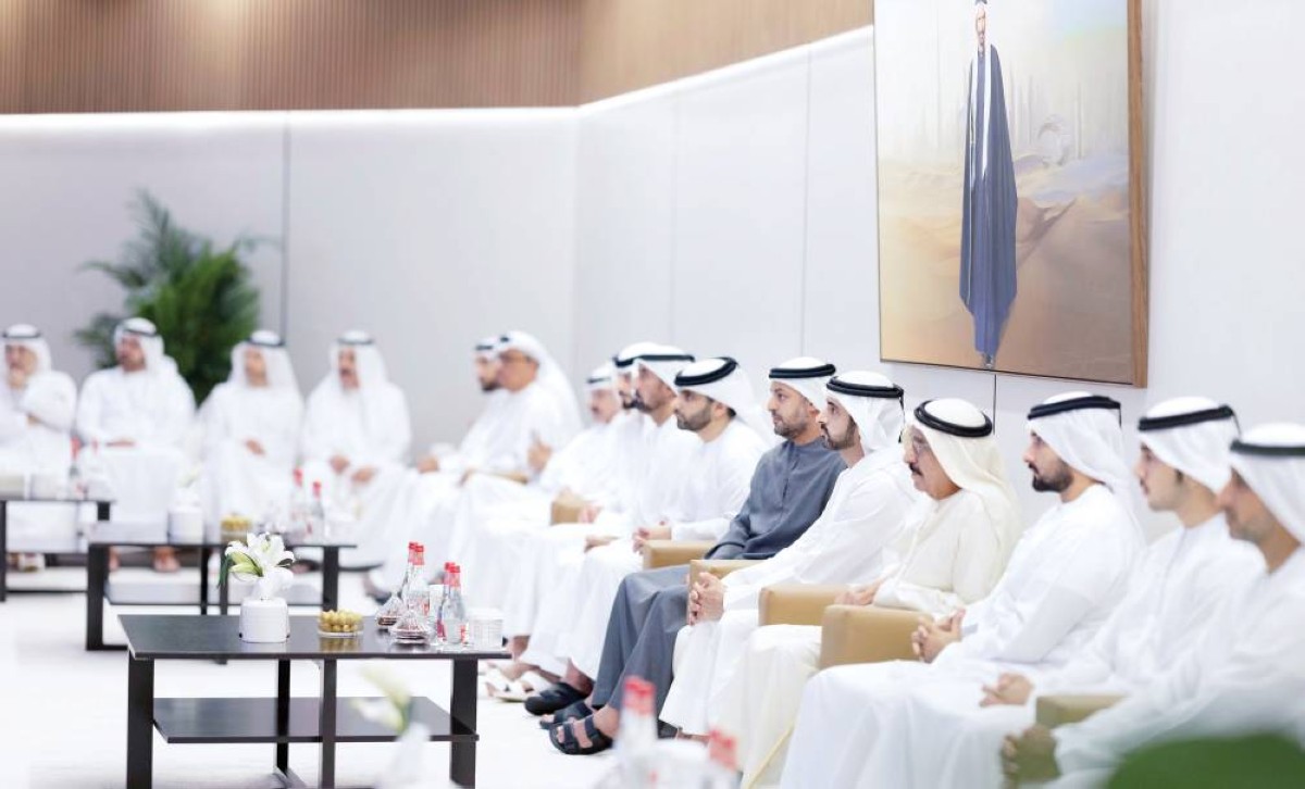 حمدان بن محمد خلال اللقاء بحضور أحمد بن سعيد ومنصور وماجد بن محمد ومحمد بن راشد بن محمد ومحمد بن حمد بن طحنون ومحمد النابودة والحضور