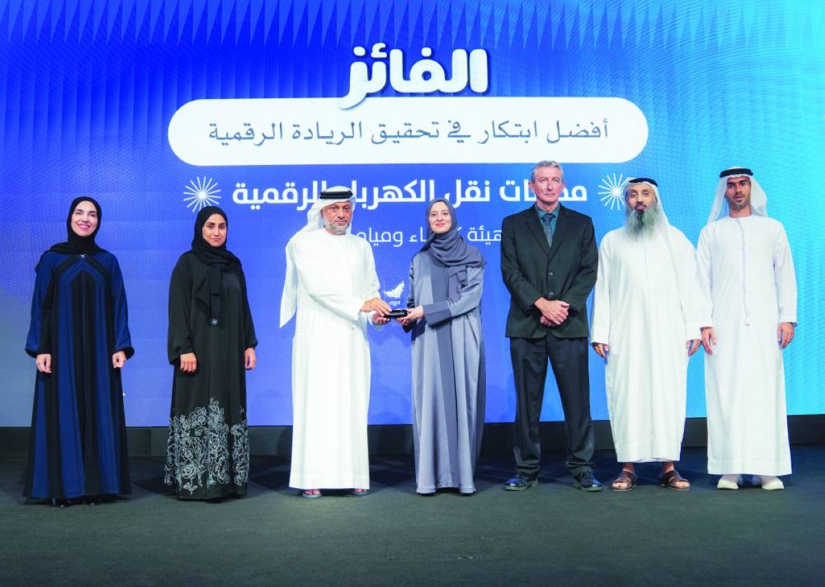 هدى الهاشمي خلال تسليم جائزة الهيئة إلى حسين لوتاه