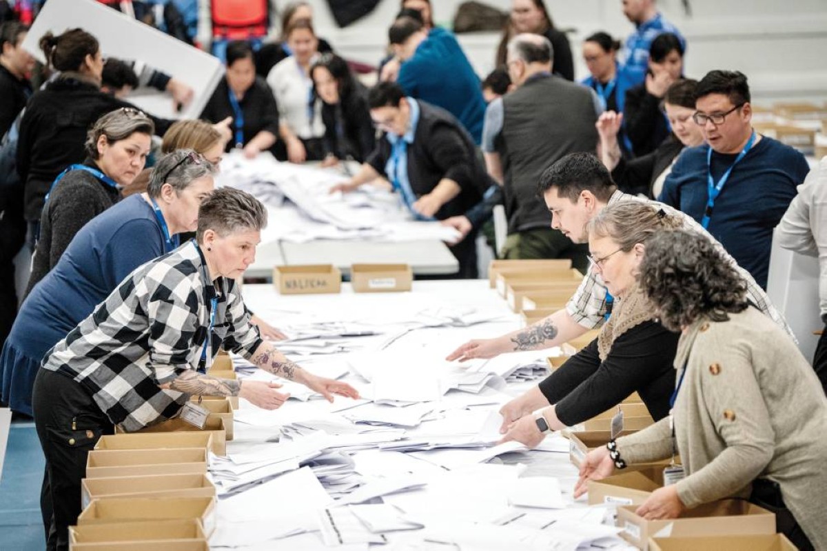 موظفو مراكز الاقتراع يحصون أصوات الناخبين بملعب غودثابشالين في نوك