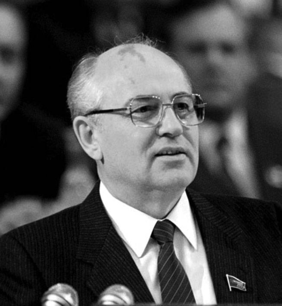 1990 -  ميخائيل غورباتشوڤ يُنتخب كأول رئيس للاتحاد السوفييتي.