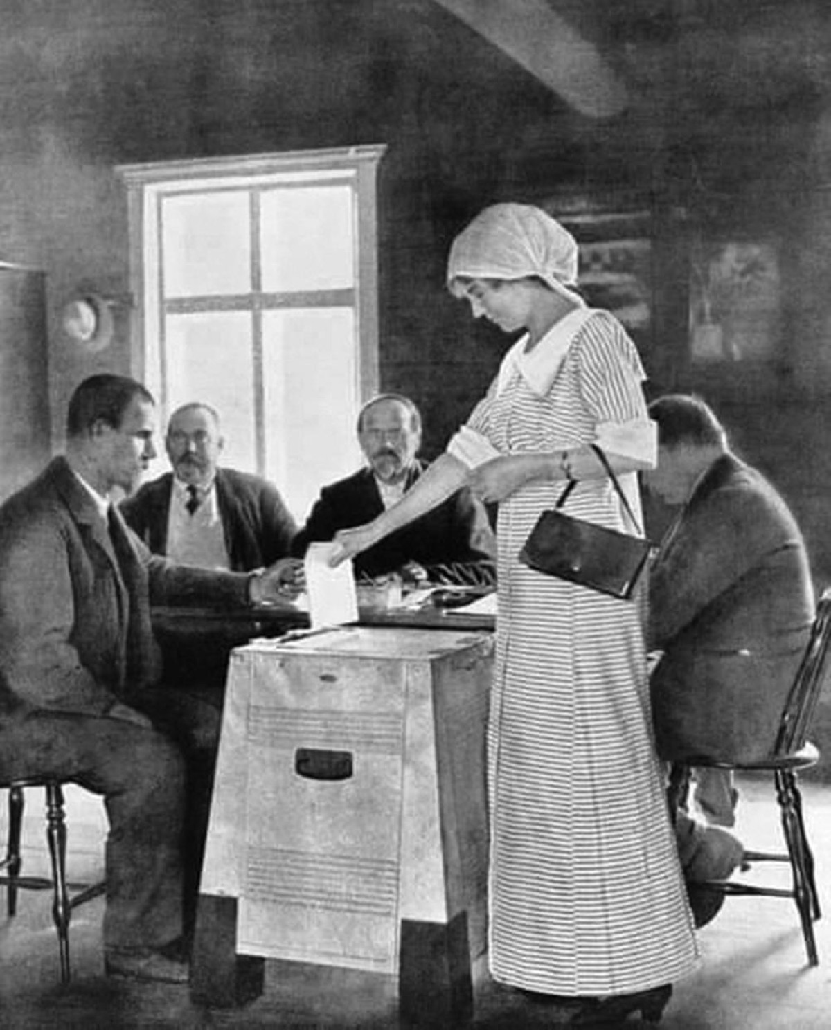 1907 - الحكومة الفنلندية تمنح المرأة حق التصويت في الانتخابات لتصبح أول دولة في أوروبا تعطي المرأة هذا الحق.