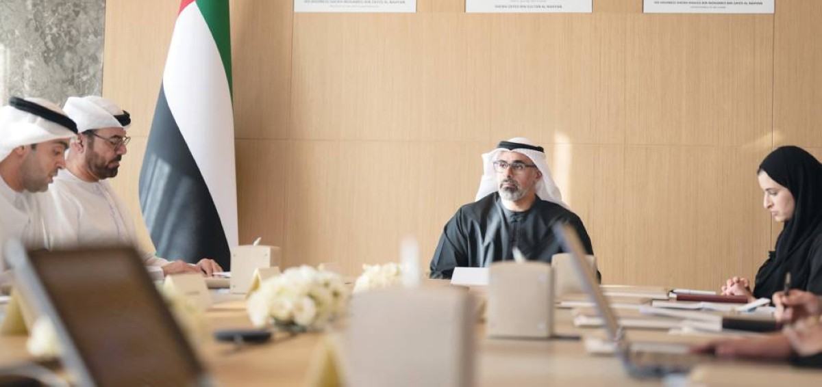 خالد بن محمد مترئساً الاجتماع بحضور محمد القرقاوي وسارة الأميري ومنصور المنصوري 