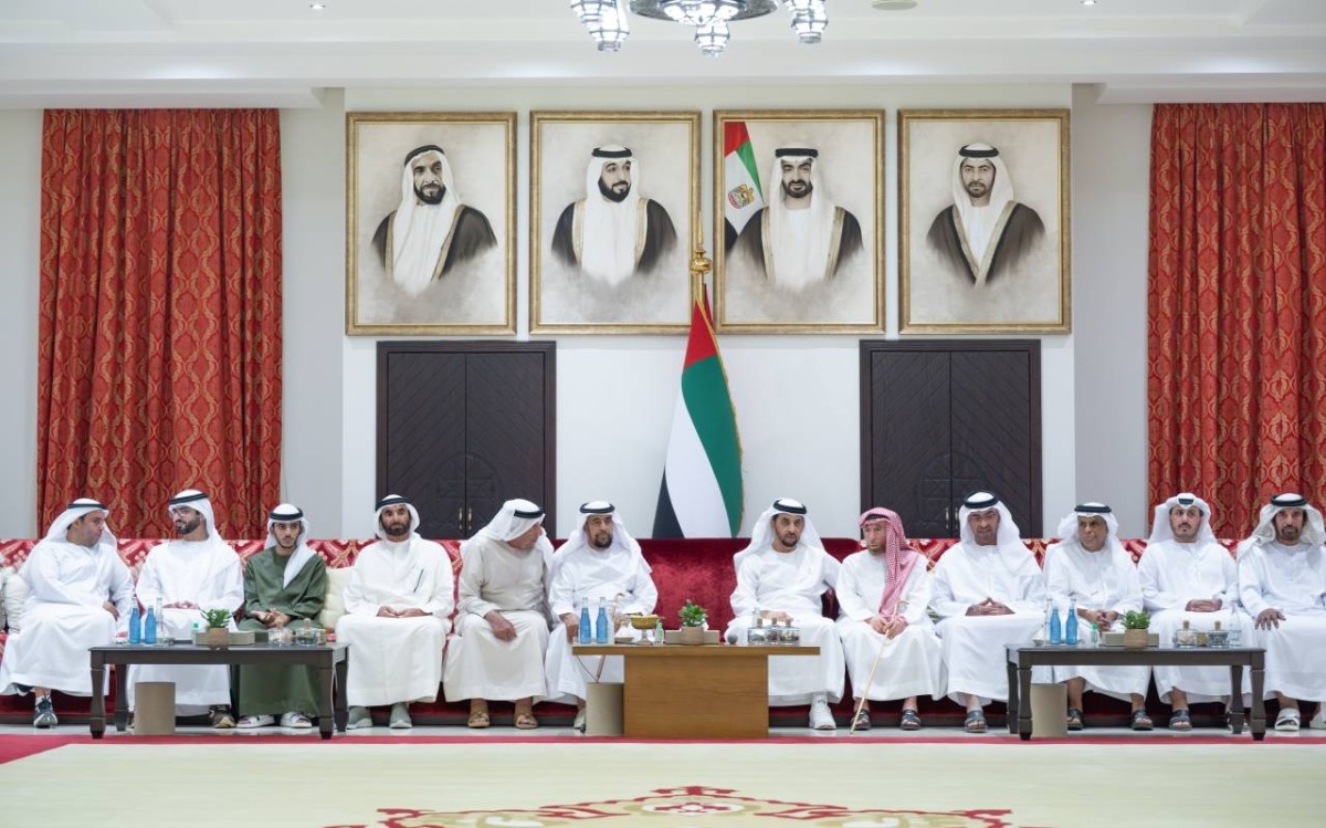 حمدان بن زايد لدى استقباله المهنئين بحضور سلطان وراشد بن حمدان