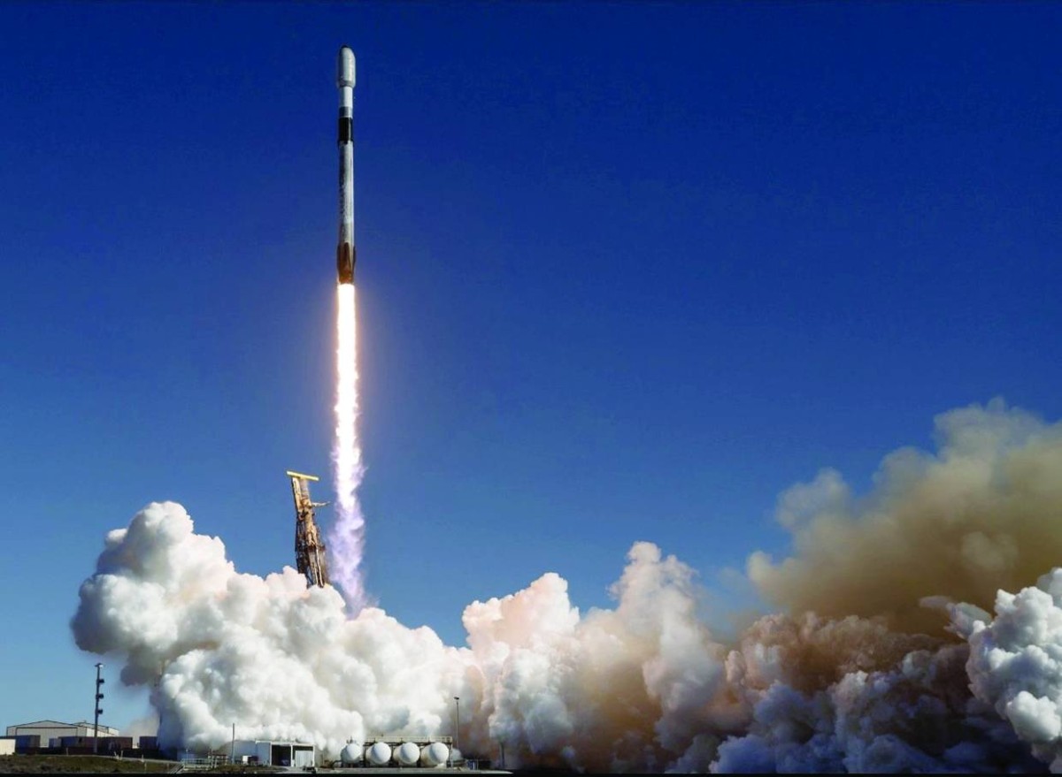 
صاروخ «فالكون 9» خلال عملية إطلاق «اتحاد سات» 