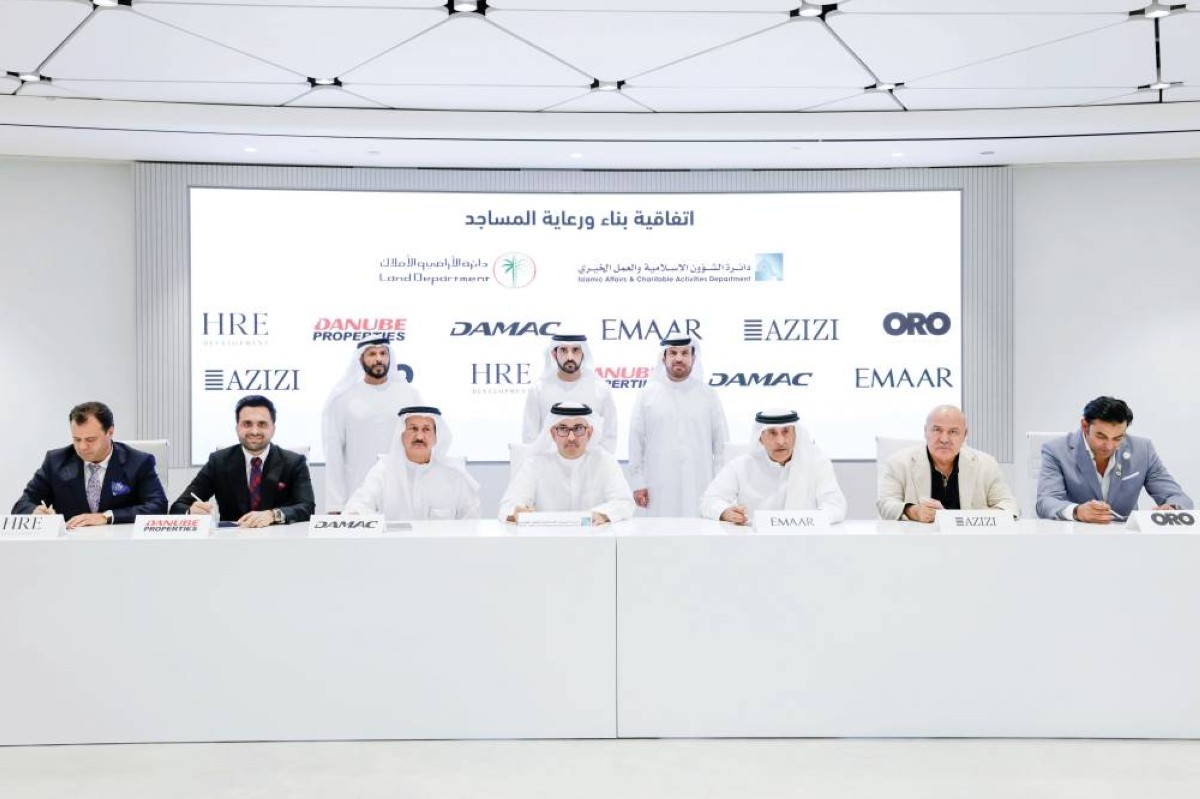 حمدان بن محمد يشهد توقيع الاتفاقية بحضور أحمد المهيري ومروان بن غليطة وبطي الجميري والمساهمين أحمد المطروشي وحسين سجواني ومرويس عزيزي ومحمد حجازي وعادل ساجان وعاطف رحمان 