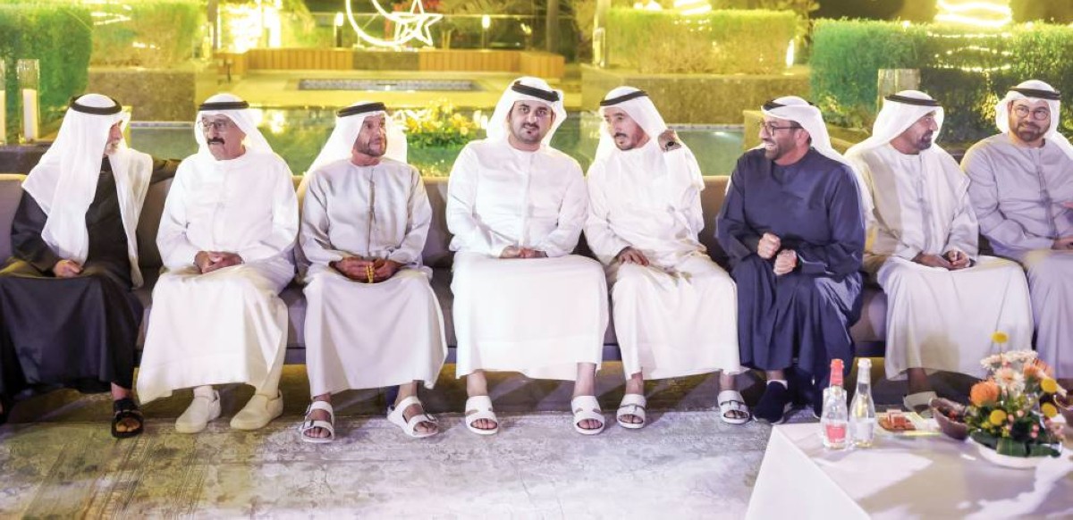 مكتوم بن محمد خلال المجلس بحضور سرور بن محمد وأحمد بن سعيد ونهيان بن مبارك وبطي بن مكتوم ومحمد القرقاوي ومحمد النابودة وهشام القاسم