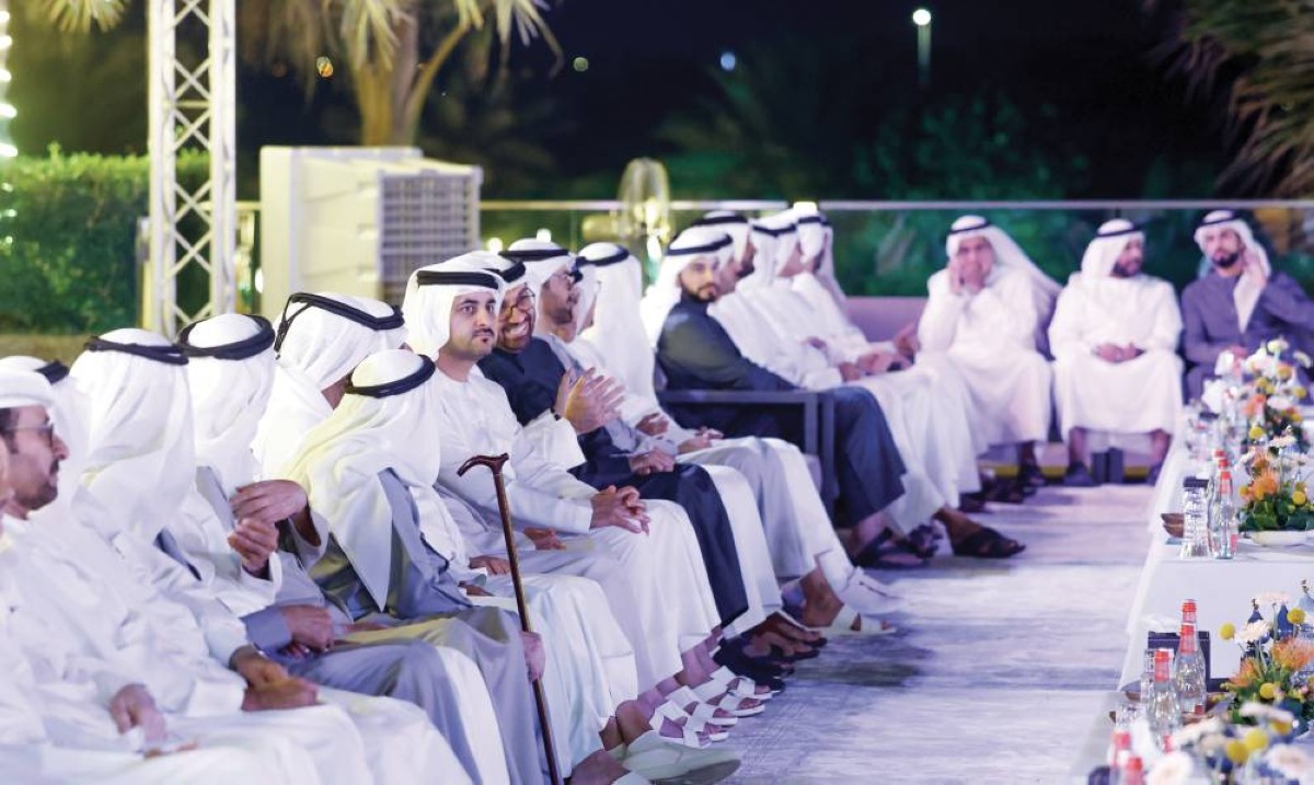 مكتوم بن محمد خلال المجلس بحضور محمد القرقاوي وهشام القاسم وعدد من المسؤولين