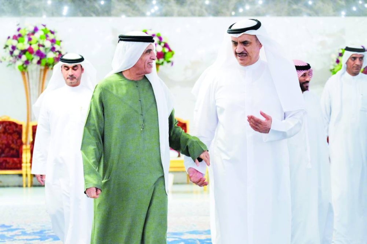 سعود بن صقر متقبلاً تهاني أحمد جلفار