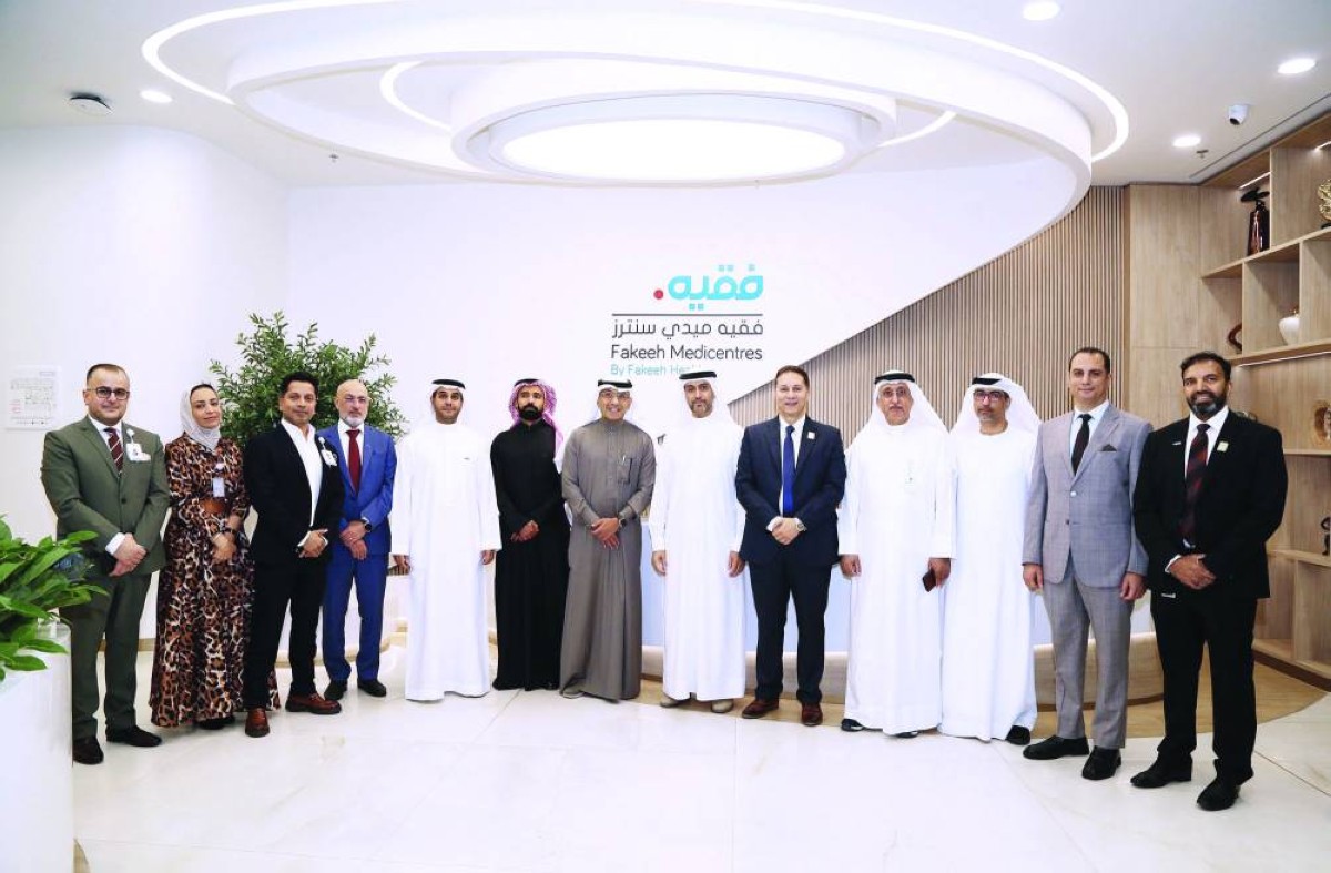 عوض الكتبي ومازن فقيه خلال افتتاح العيادة الجديدة