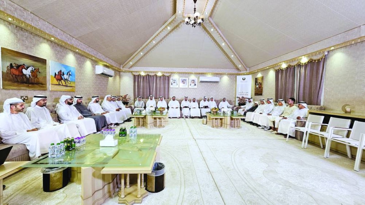 جانب من المشاركين في مجلس «الداخلية» بعجمان بضيافة سالم الكعبي