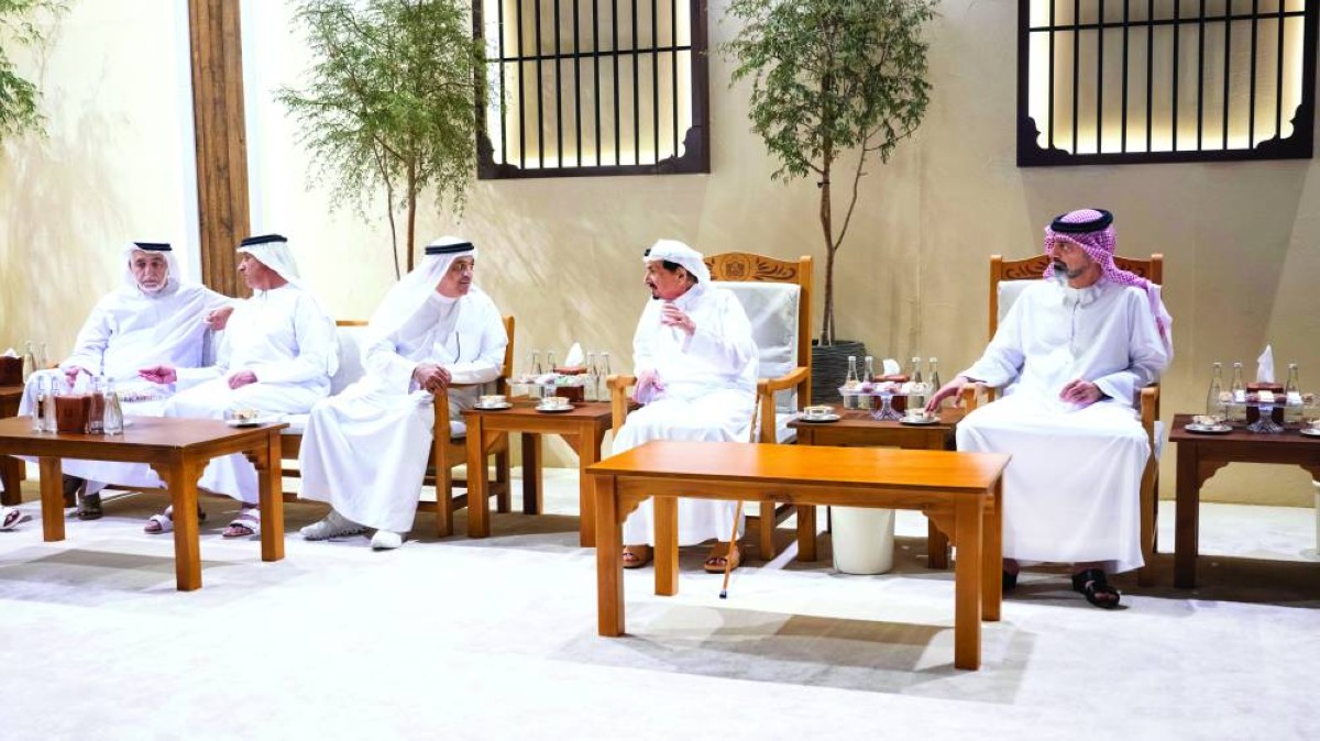 حميد النعيمي وعمار بن حميد خلال استقبال المهنئين برمضان 