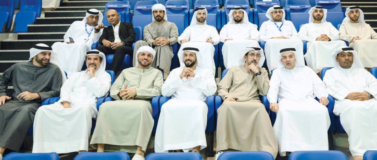 سلطان النيادي خلال الزيارة بحضور سعيد حارب وإسماعيل الهاشمي وناصر آل رحمة وحسن المزروعي وسعيد العاجل والمسؤولين 