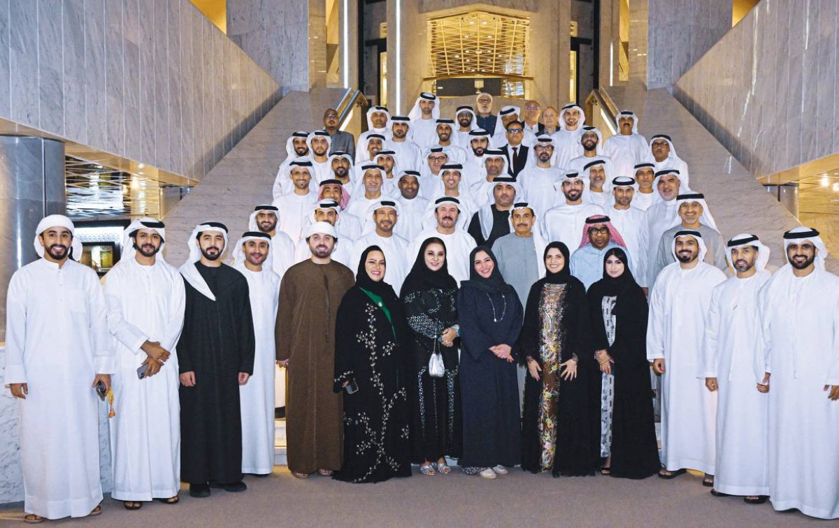 محمد هلال الكعبي يتوسط المشاركين في الملتقى