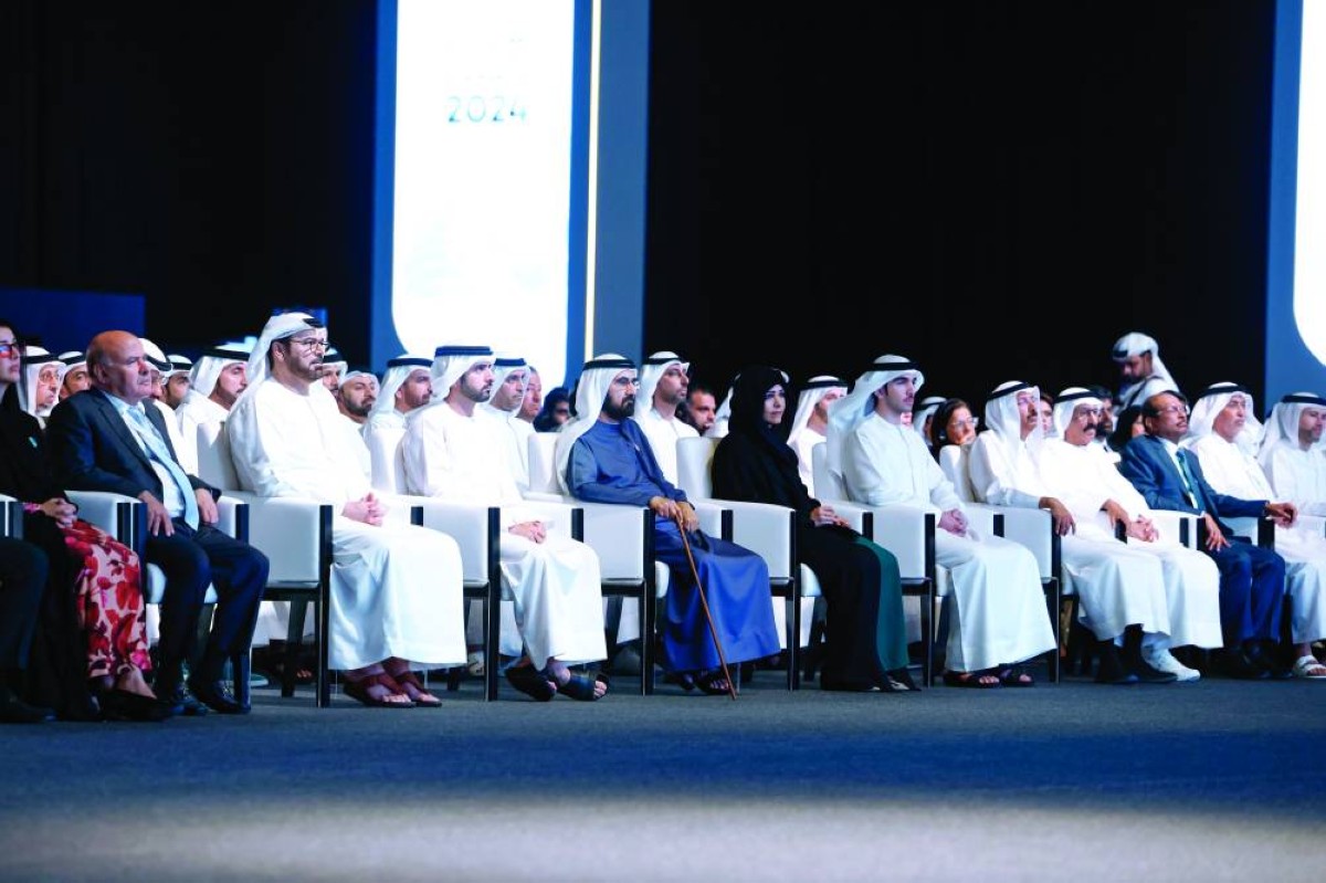 محمد بن راشد خلال الحفل بحضور حمدان بن محمد ولطيفة بنت محمد ومحمد بن راشد بن محمد ومحمد القرقاوي ومحمد الحسيني وريم الهاشمي وعوض الكتبي ومحمد المر ومحمد النابودة وجمال بن حويرب ومرويس عزيزي ويوسف علي 