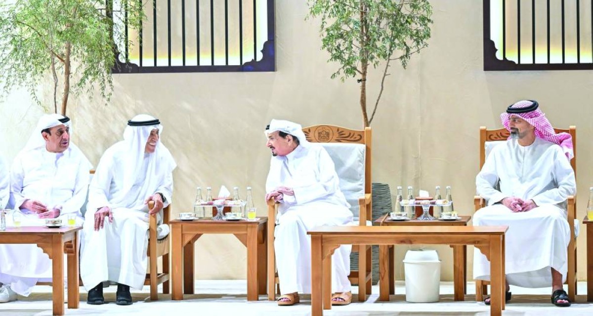 حميد النعيمي وعمار بن حميد خلال تقبلهما التهاني من محمد الشعالي