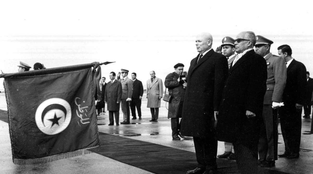 1956 -  فرنسا تمنح تونس الاستقلال الكامل ما عدا ميناء بنزرت.