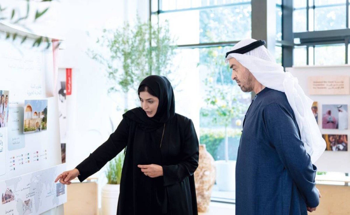  محمد بن زايد يطلع على عرض تقديمي للمؤسسة 