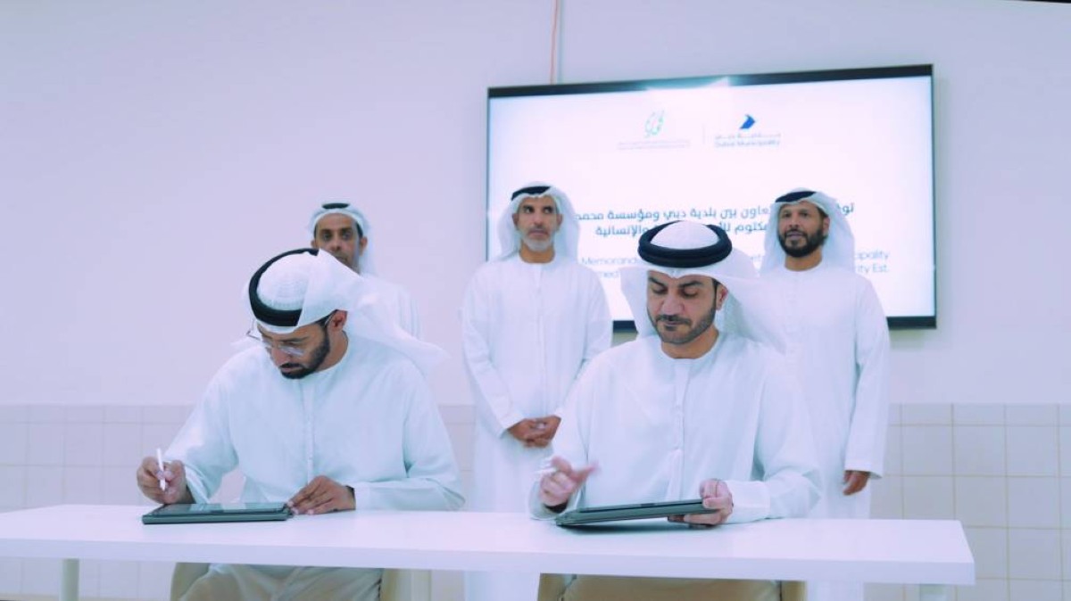 مروان بن غليطة وأحمد المنصوري وسيف الدليل خلال توقيع صالح المزروعي وسيد الهاشمي الاتفاقية