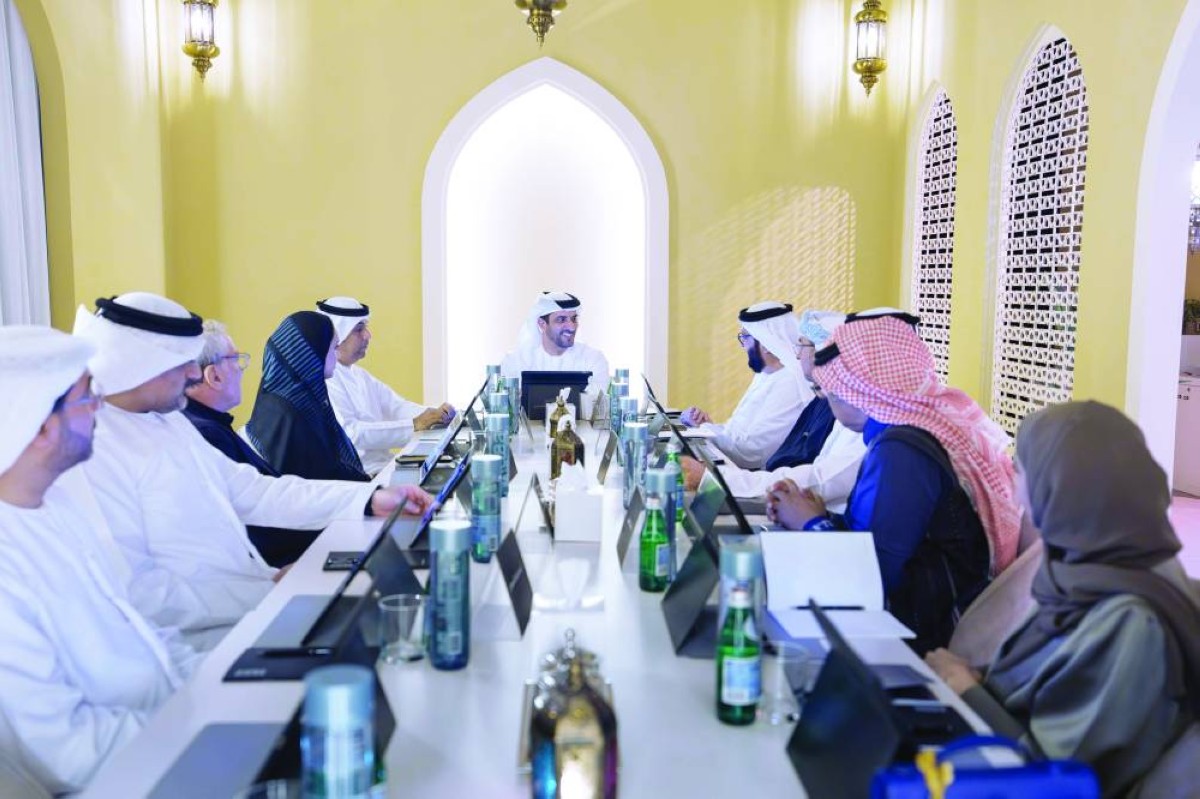 سلطان بن أحمد خلال لقائه لجنة تحكيم جائزة الشارقة للاتصال الحكومي