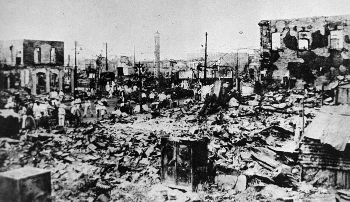 1857 -  زلزال في طوكيو يودي بحياة نحو 107 آلاف شخص.