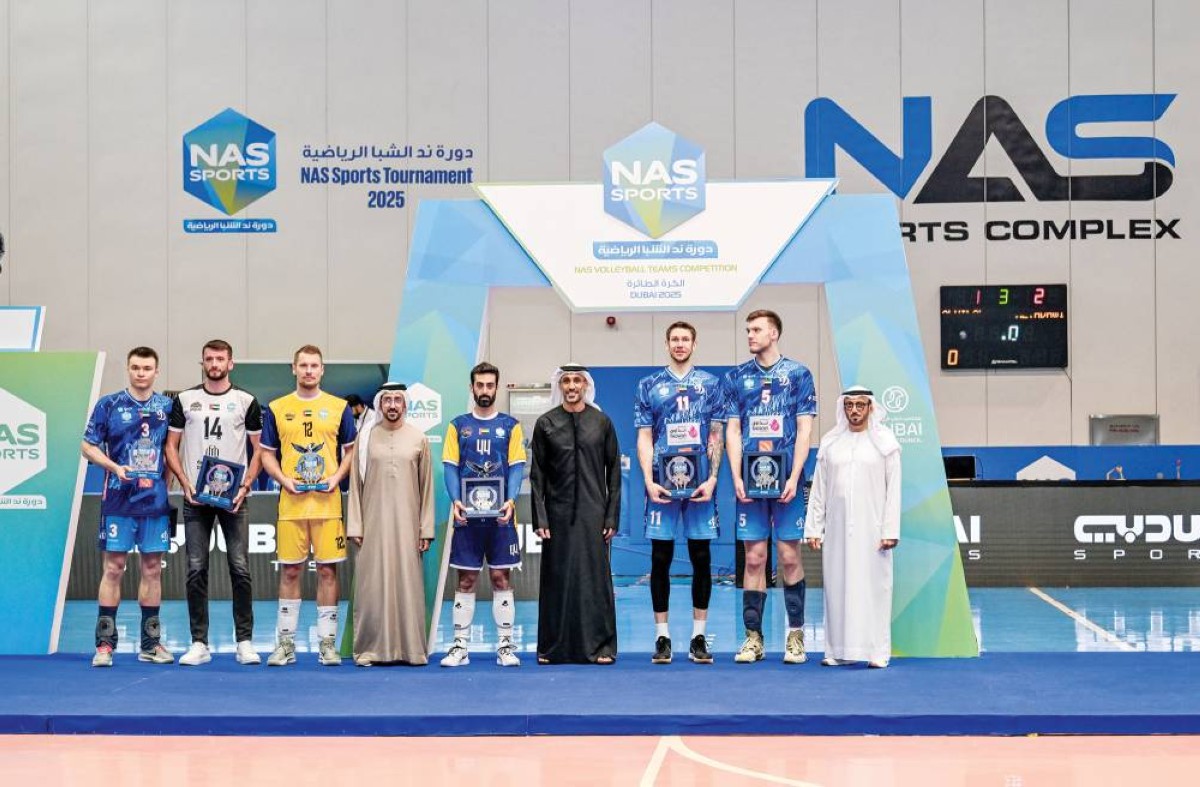 خلفان بلهول ومحمد أحمد المري وحسن المزروعي خلال مراسم التكريم