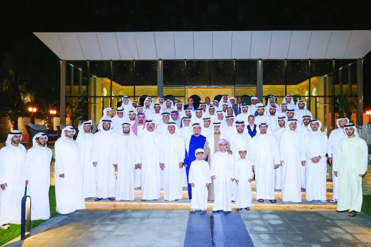 نهيان بن مبارك وصقر غباش وضاحي خلفان وسلطان المنصوري وجانب من الحضور في لقطة تذكارية
