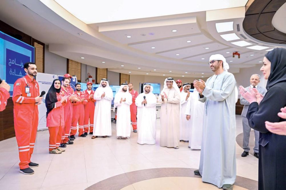 سلطان الجابر أثناء زيارة غرفة التحكم في جزيرة زركوه