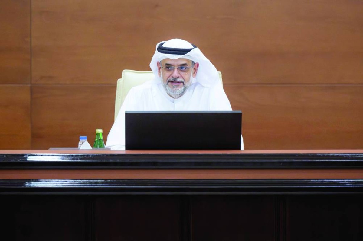 سموه مصافحاً أحد المواطنين خلال اللقاء