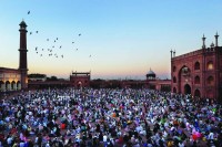 «جمعة الوداع» وموائد الإفطار تزين أجواء رمضان في الهند