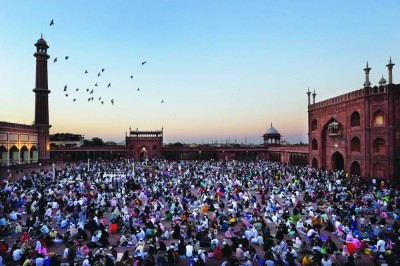 «جمعة الوداع» وموائد الإفطار تزين أجواء رمضان في الهند