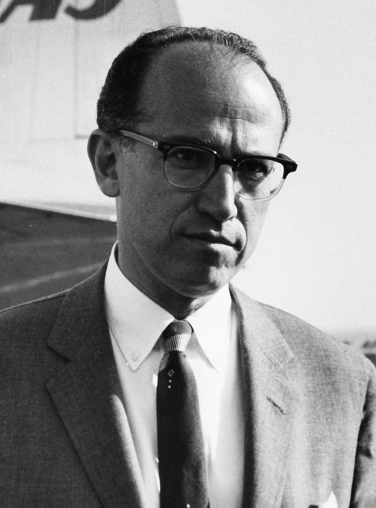 1953 -  العالم الأمريكي جوناس سولك يكتشف مصلاً ضد شلل الأطفال.